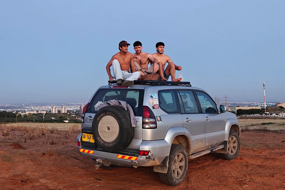 איתי, יואב ויותם על הג'יפ בשקיעה